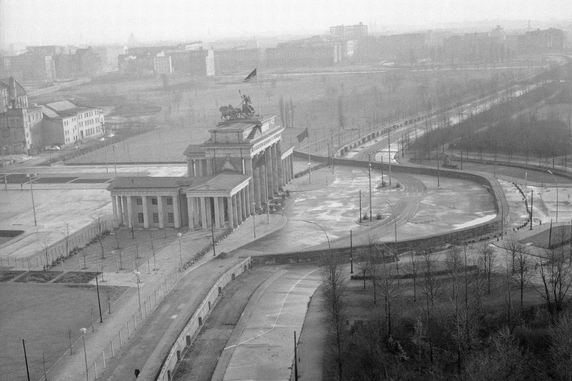 Стена западный берлин. Берлинская стена 1961-1989. Бранденбургские ворота и Берлинская стена. Берлинская стена 1961. Бранденбургские ворота 1961.