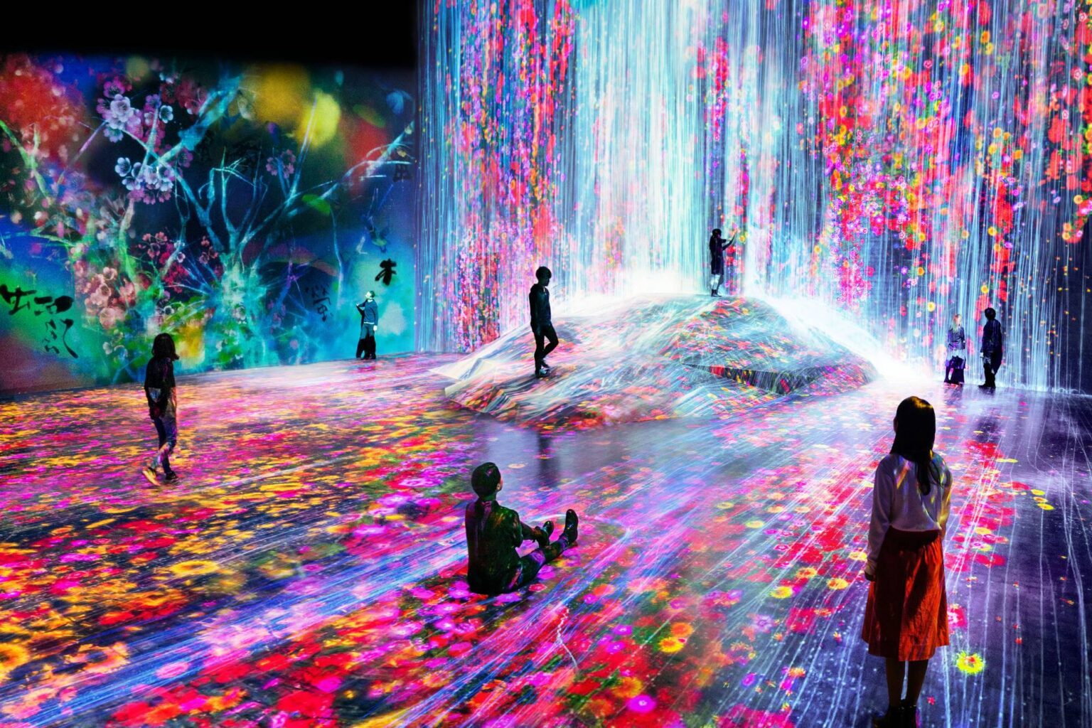 Immersive Digital Multimedia Art Exhibitions Are A New And Engaging